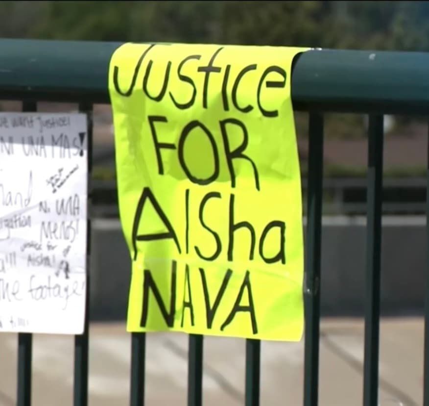 Sin noticias de ella y presa de la angustia, Natalie se pasó toda la noche en vela tratando de localizar a su hija. No fue hasta el mediodía del siguiente día que un representante del 
<a href="https://www.univision.com/temas/medicina">médico forense</a> llegó hasta su casa 
<b>con una foto de Aisha para que identificara el cadáver.</b> “Solo la he visto en foto. El próximo viernes será su velatorio y no sé qué haré al mirarla de frente”, dice Mireles al bordo del llanto. 
<br>
<br>