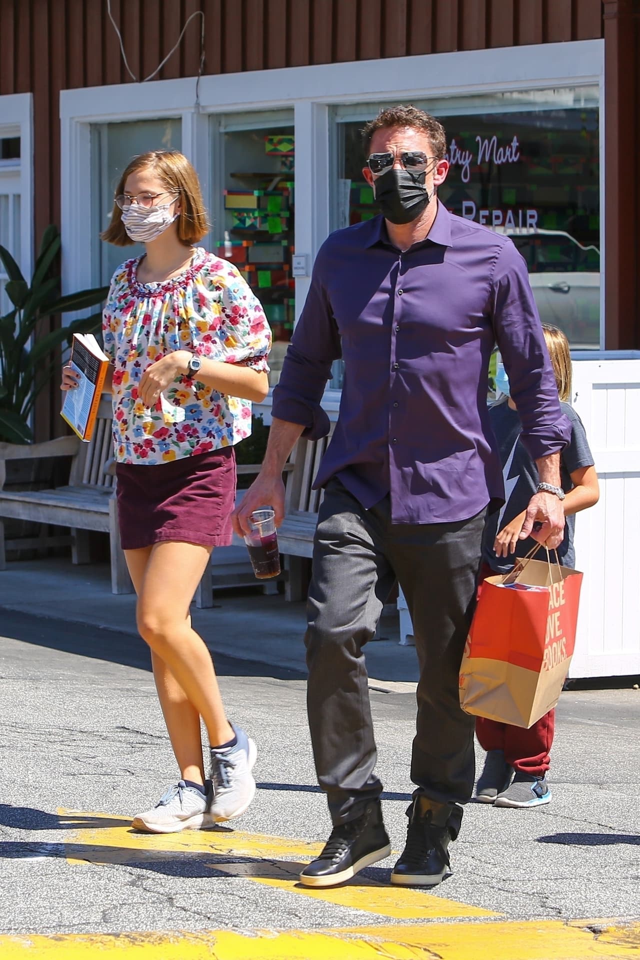 Antes de que él pasara con ella el feriado del Día del Trabajo, el actor fue visto 
<b><a href="https://www.univision.com/famosos/hijos-de-ben-affleck-y-jennifer-garner-fotos" target="_blank">paseando con sus tres hijos</a></b> en Brentwood Country Mart, en Los Ángeles. 
<br>