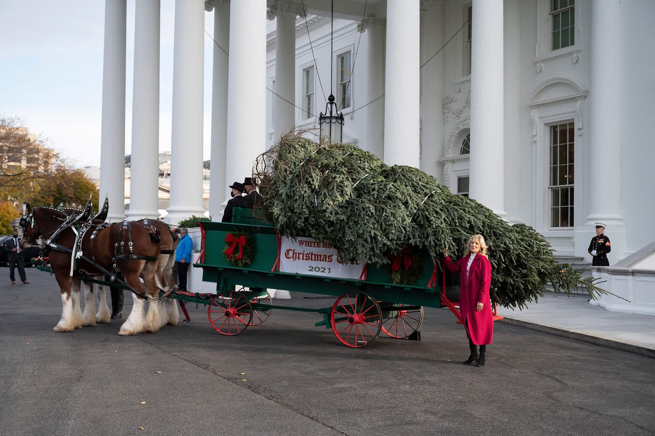 "Cada año, el candelabro de la habitación se quita para colocar el árbol de navidad en toda su altura”, señaló la oficina de la primera dama en un comunicado.