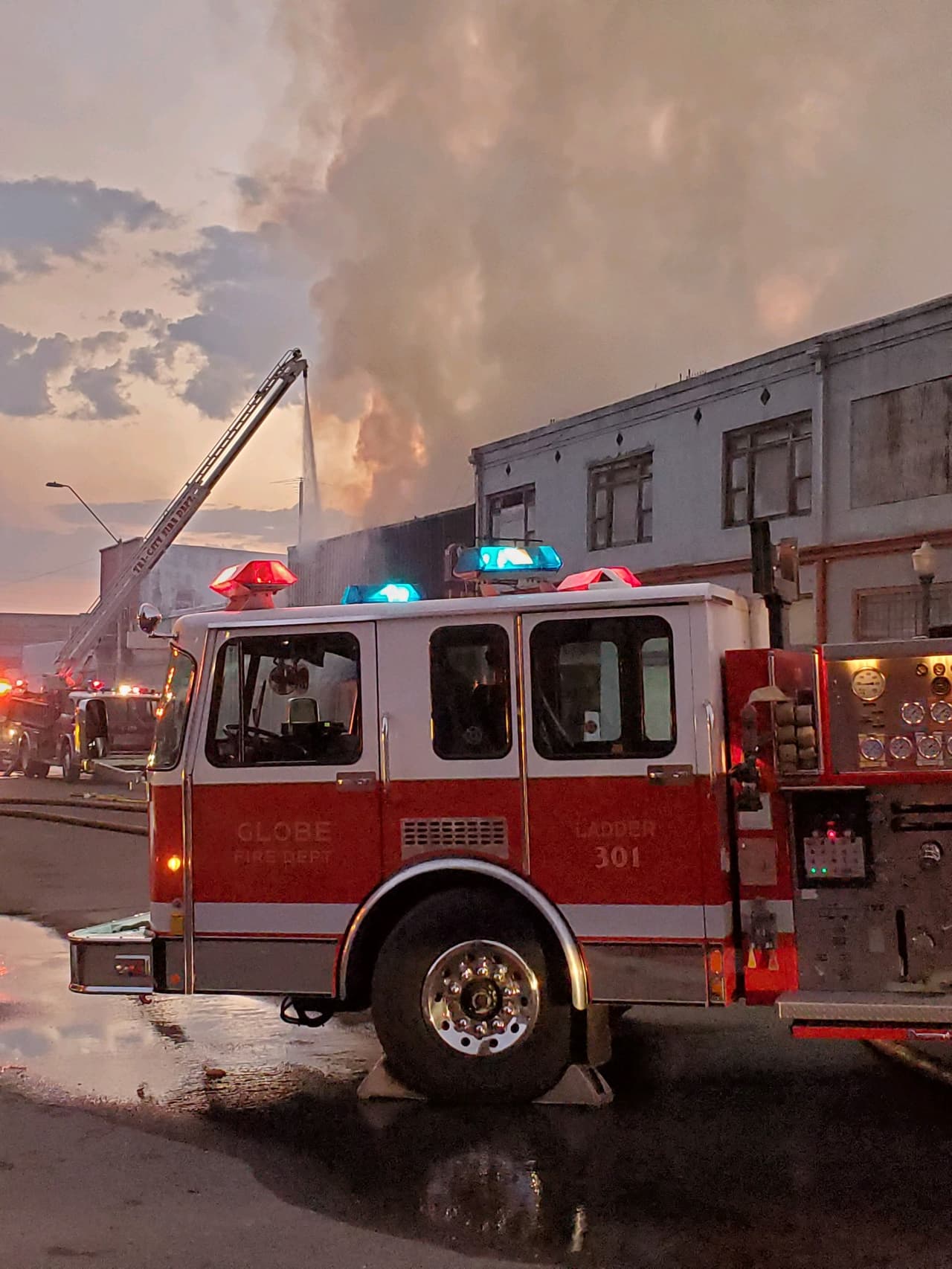 Tri City Fire respondió al incidente. Las autoridades confirmaron que cinco edificios quedaron consumidos.
<br>