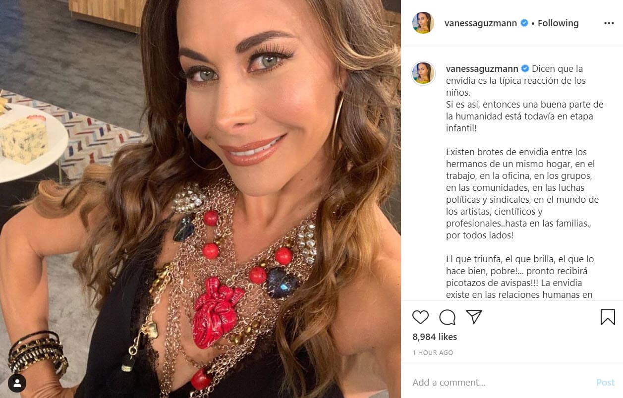 "Existen 
<b>brotes de envidia</b> entre los hermanos de un mismo hogar, en el trabajo, en la oficina, en los grupos, en las comunidades, en las luchas políticas y sindicales, en el mundo de los artistas, científicos y profesionales… hasta en las familias, ¡por todos lados!", escribió al lado de esta fotografía donde se muestra muy sonriente.