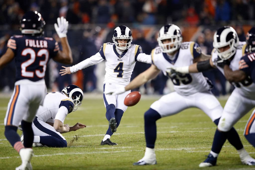 La última vez que dos QB's titulares lanzaron cada uno tres o más intercepciones data del 29 de diciembre de 2013 cuando Andy Dalton tiró cuatro y Joe Flacco tres.