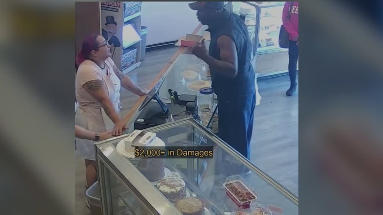 Sospechoso de agredir a una personas en una panadería es detenido en Arkansas y extraditado a California