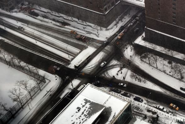 La ciudad que nunca duerme, hoy es azotada por una tormenta que no sólo la ha paralizado, sino que ha dejado a miles varados en aeropuertos nacionales e internacionales. Impresionantes las estampas de #NuevaYork el 26 de enero de 2015, una día para la historia de la 'Gran Manzana'