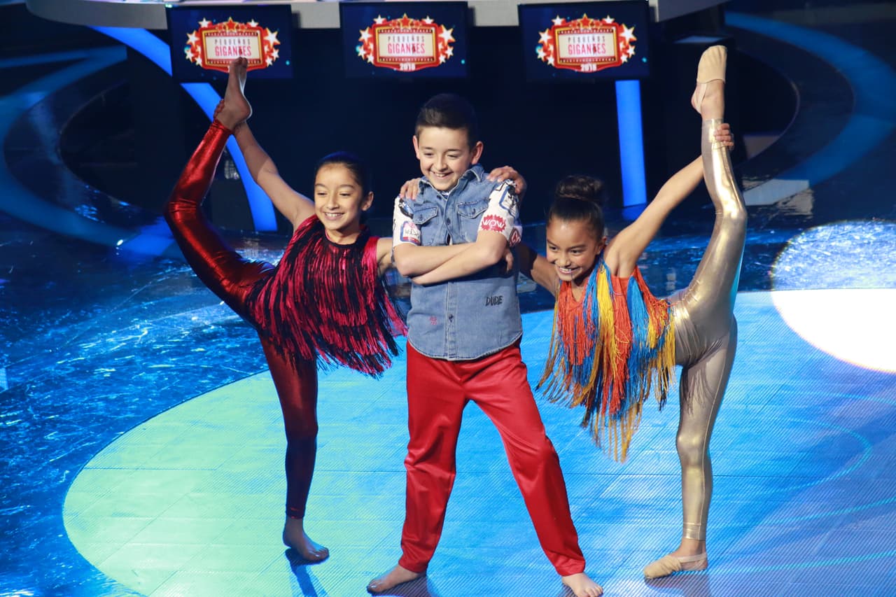 En baile, Oscar Villarreal de 11 años tuvo el reto de aprenderse dos coreografías distintas. Marcela Guerrero y Susana Osuna, ambas de 10 años, acompañaron a Oscar. Marcela sorprendió y es quien sigue en la competencia.