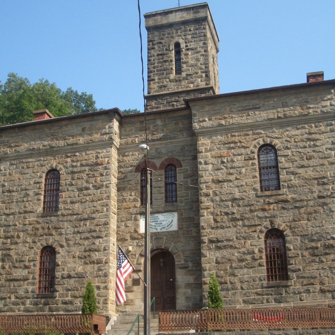 <b><a href="http://www.theoldjailmuseum.com/">Old Jail Museum (Jim Thorpe)</a></b>. En 1877, siete miembros de Molly Maguires, un sindicato secreto de mineros del carbón irlandeses, fueron encarcelados y ejecutados en el Museo de la Antigua Cárcel de Jim Thorpe. Pasea por la celda 17 en el edificio conservado donde uno de los miembros de Molly Maguire dejó una huella de mano sucia antes de ser ahorcado como una declaración de inocencia (misteriosamente visible después de que la pared fuera lavada, pintada y enyesada).
<br>
<br>
<b><a href="https://g.page/Old-Jail-Tours-Jim-Thorpe-PA?share">Cómo llegar</a></b>