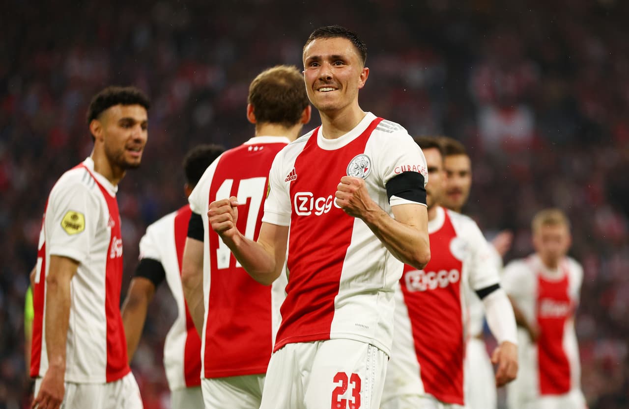 Edson Álvarez metió el quinto gol que redondeó la goleada del Ajax sobre un triste Heerenveen que solo fue comparsa para que alcen un nuevo título de Eredivisie pese al triunfo del PSV.