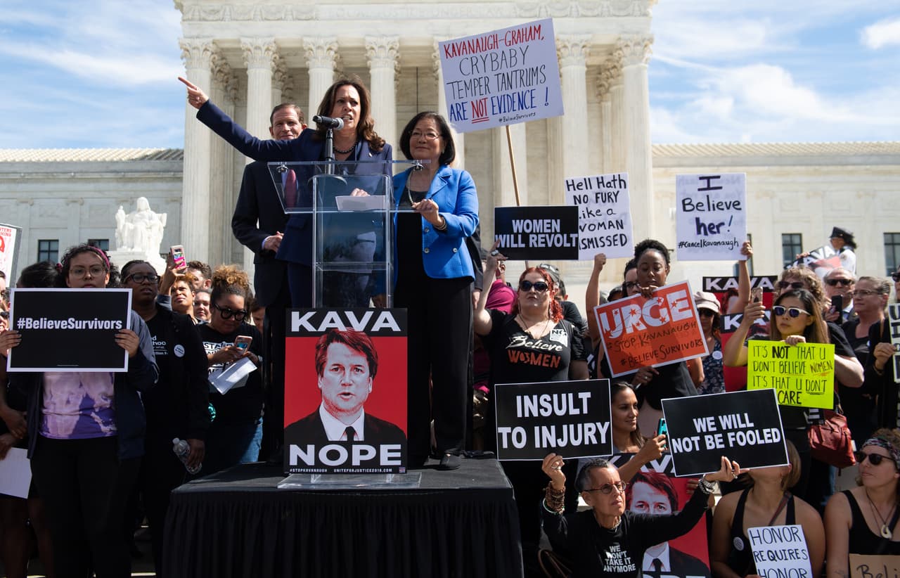 Los senadores demócratas 
<b>Kamala Harris, Mazie Hirono y Richard Blumenthal</b> compartieron con un grupo de manifestantes frente a la Corte Suprema en Washington DC. Estos parlamentarios 
<b>abandonaron la sala del Comité Judicial del Senado como protesta</b> durante las discusiones que se dieron la mañana del viernes 28 de septiembre.