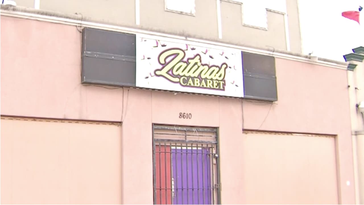 Cuando Luis no llegó a casa, su padre fue hasta un bar que el joven frecuentaba y le preguntó al guardia de seguridad que estaba en la puerta si lo había visto. “Le mostré la foto y dijo que se había ido como a las 6 de la mañana de ahí”, relato el angustiado padre.
<br>