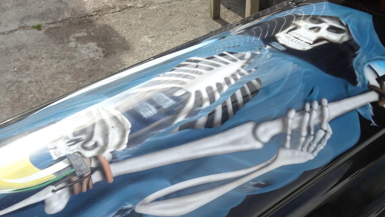 El féretro tenía una artística e impresionante imagen.