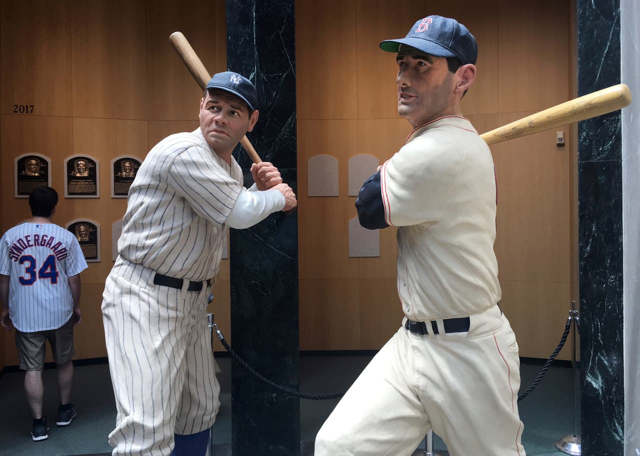 En 1936 fue entronizado al Salón de la Fama del Béisbol, fue parte de la primera generación de inmortales. Aquí se ve una estatua suya junto a otra leyenda, de Boston, Ted Williams, en Cooperstown.