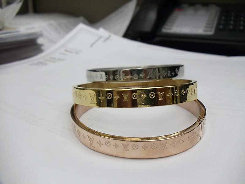 Cuando compre en línea, lea las reseñas del vendedor y busque un número de teléfono y una dirección de EEUU que funcionen y que se puedan usar para comunicarse con el vendedor.