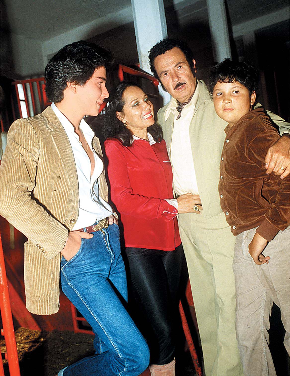 De la unión de Flor Silvestre y Antonio Aguilar nacieron dos hijos: Antonio Aguilar hijo (58 años) y Pepe Aguilar (50 años).