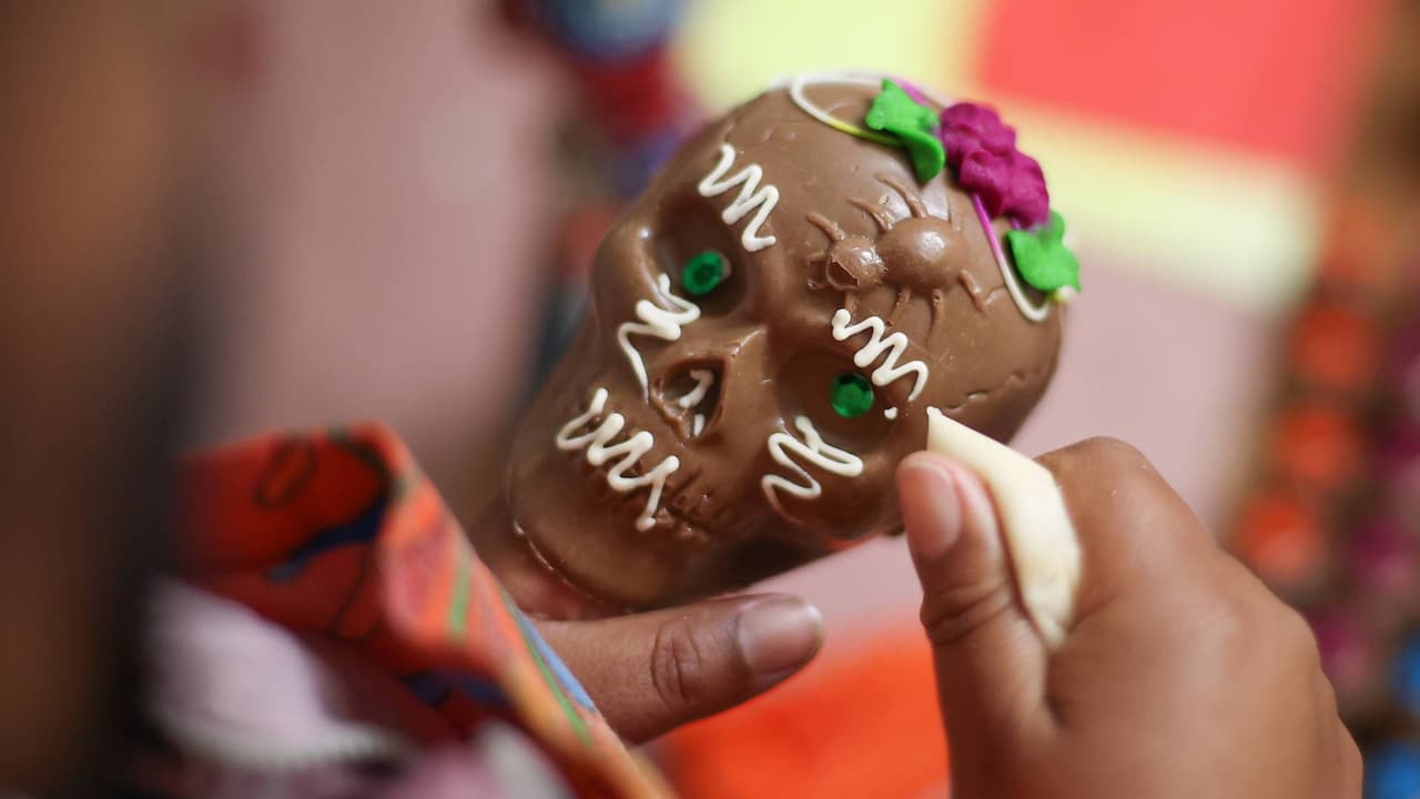 Las tradicionales calaveritas para comer. Se elaboran de chocolate, como en la imagen, así como de otros ingredientes, como dulce o semillas de amaranto.