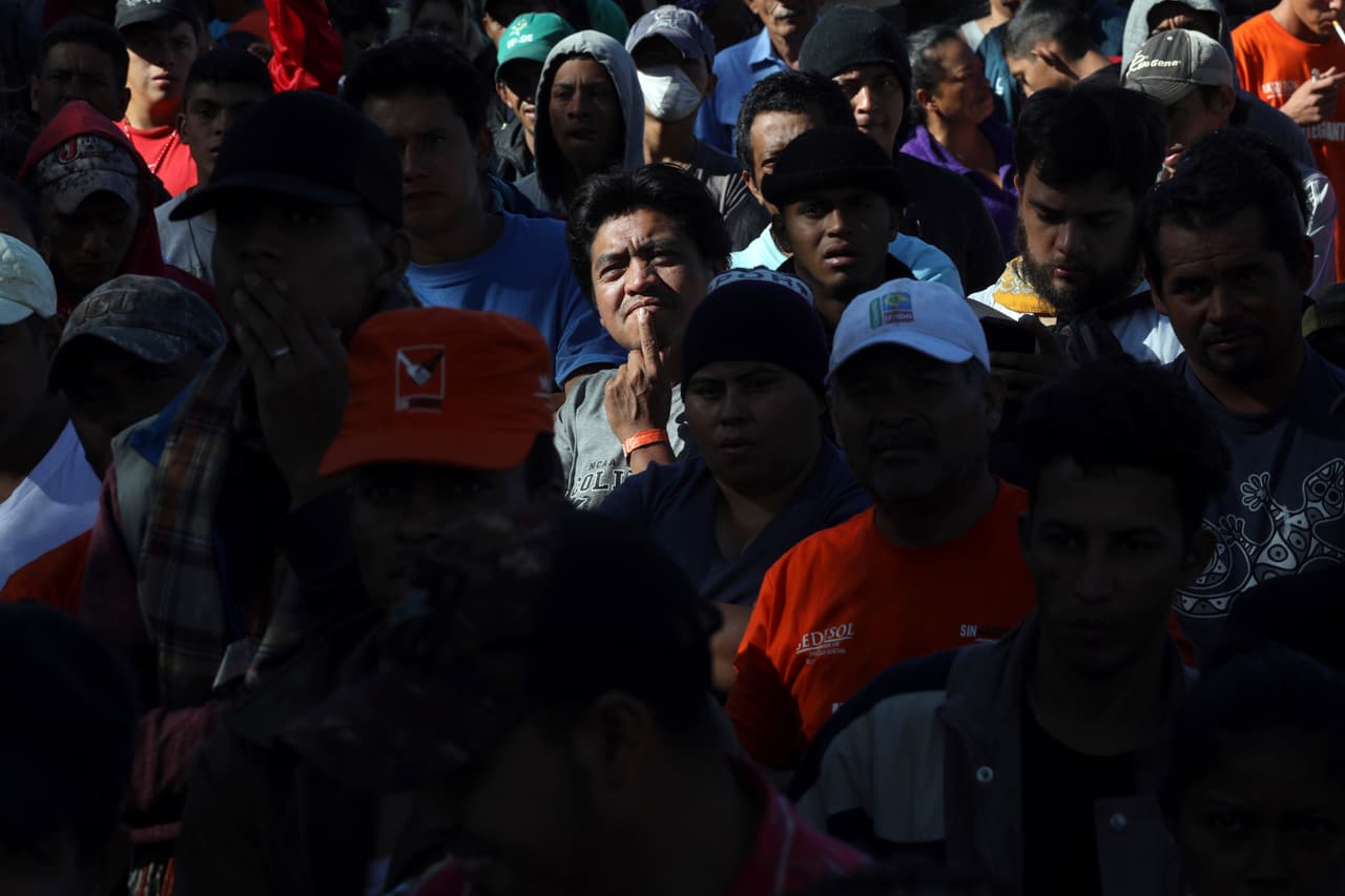 Decenas de migrantes se reunieron para recibir instrucciones en una de las calles de la ciudad fronteriza.