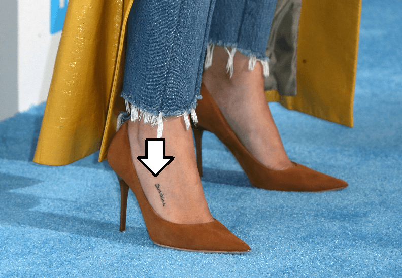 #7 Varios medios reportan que la cantante se tatuó la palabra “sunshine” en honor a su abuela.