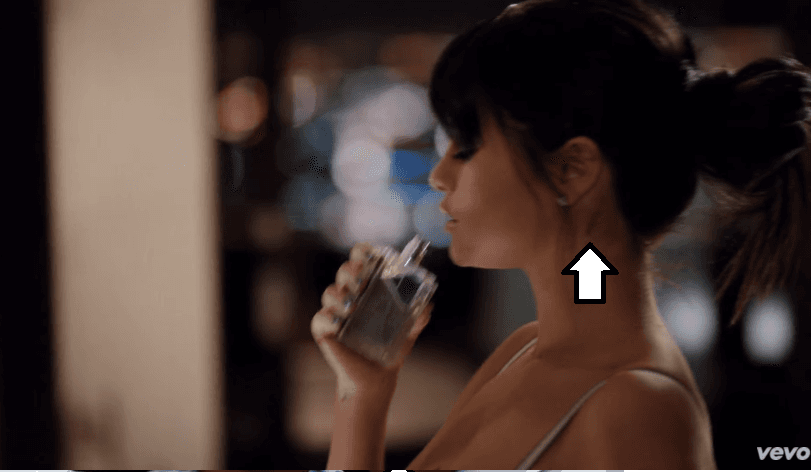 #5 Varios fans piensan que este tatuaje que se realizó detrás de su oreja simboliza una “J” para Jesucristo o una “G” para su hermana Gracie.