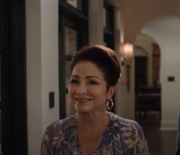 En el remake de HBO Max será la cantante y actriz Gloria Estefan quien ocupará este papel, pero su personaje se llamará Ingrid Herrera. A diferencia de la versión original, en la que la madre de la novia estaba felizmente casada, en esta nueva película está a punto de divorciarse de su marido.