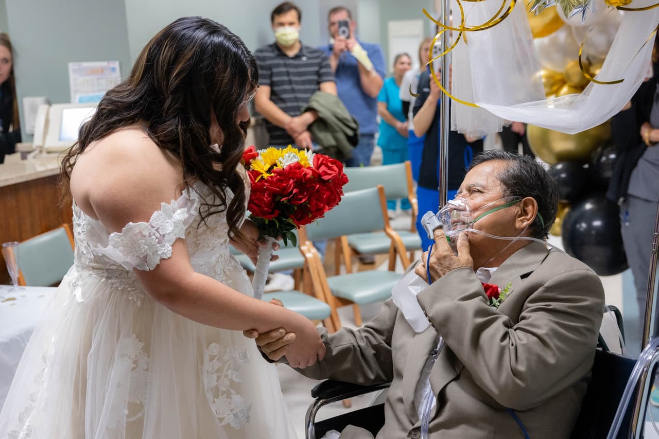 La salud de don José, de 65 años, estaba empeorando y su hija tomó una decisión: adelantar su boda un par de meses. La boda sería en mayo y la adelantaron a marzo.