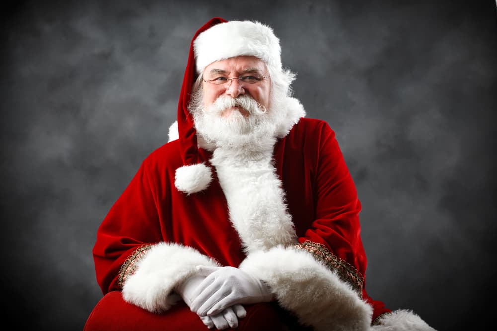 <b>ERES... SANTA CLAUS</b>
<br>¡Qué mejor personaje para buscar lo justo que Santa! Así como tú, él sabe quién se portó bien y quién se portó mal, porque vio los dos lados de la moneda. Además, es el alma de la fiesta con su jovialidad y buen humor. ¡Todos quieren estar contigo!