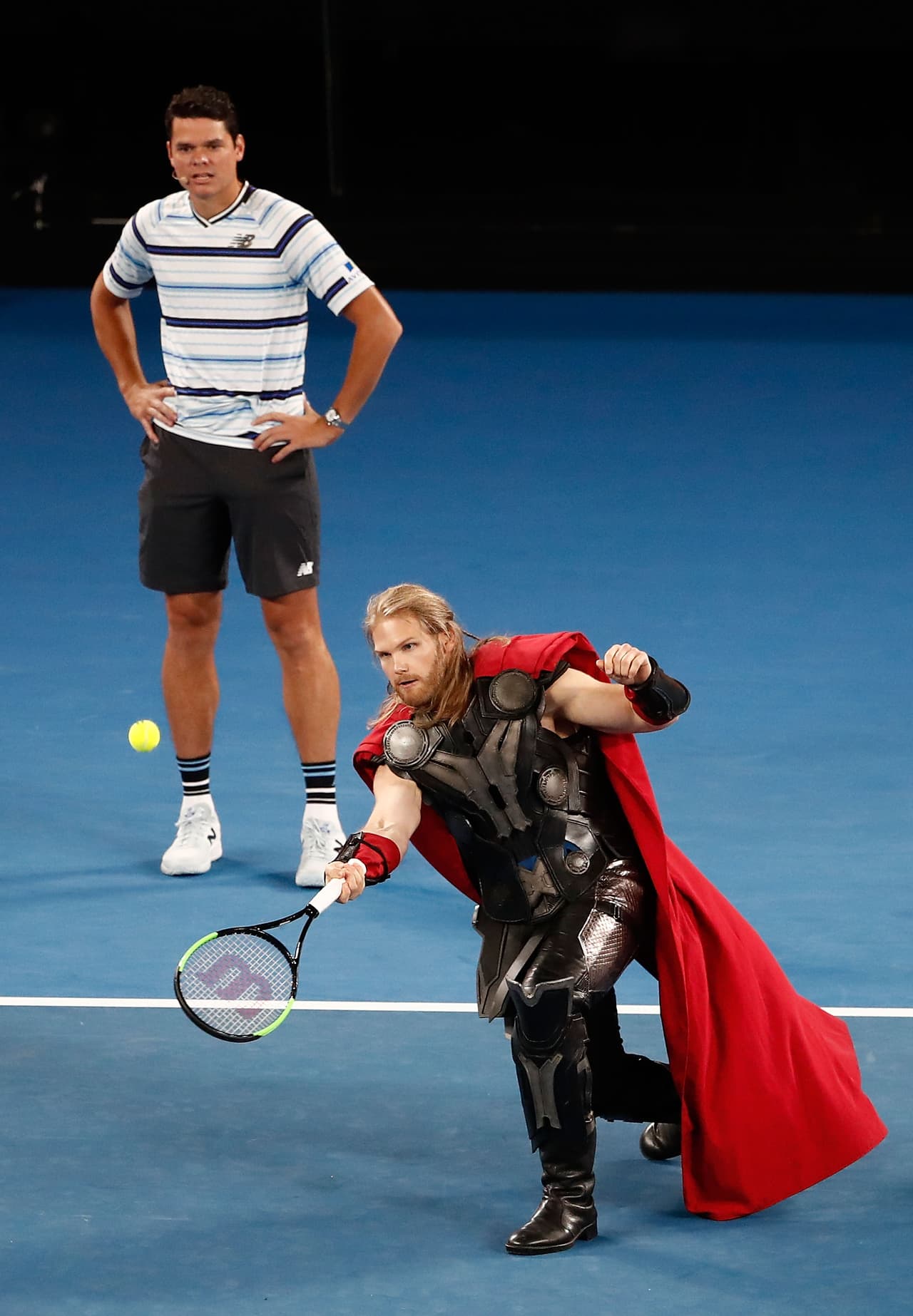 El superhéroe cambió su martillo por una raqueta con la que fue poderoso en la cancha, eso sí no tanto como los jugadores.
