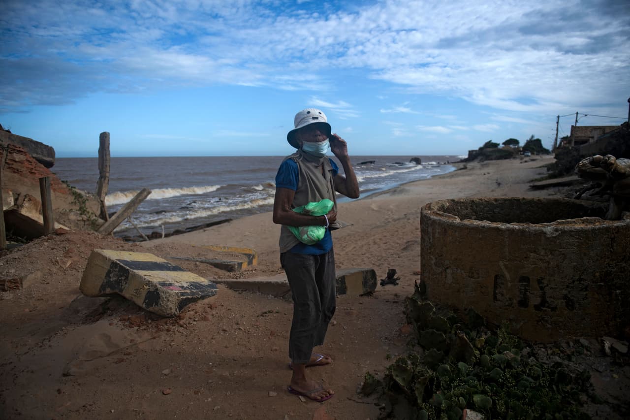 Una mujer entre los escombros de la playa. 
<b>La Alcaldía de Sao Joao da Barra a la que pertenece Atafona, paga un alquiler social de 1,200 reales (unos 230 dólares estaadounidense) a más de 40 familias desalojadas.</b>