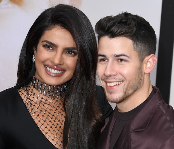 A finales de enero del 2022,
<b>Nick Jonas y Priyanka Chopra</b> anunciaron en sus redes sociales que se habían convertido en padres por primera vez gracias a un vientre subrogado: recibieron a una niña que nació el 15 de ese mes, según reportes de la prensa.