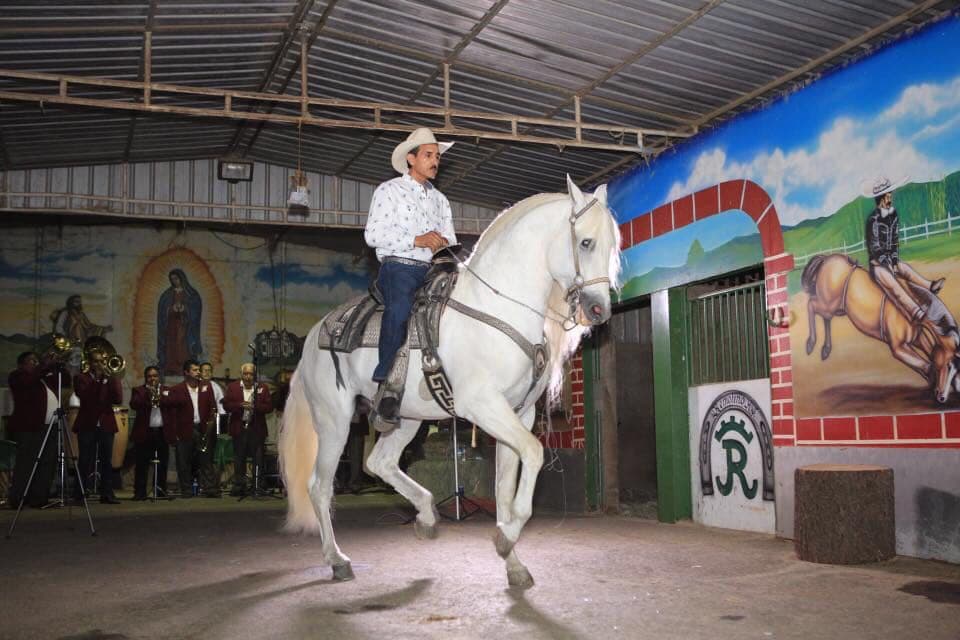 Este es el mexicano que llegó a EEUU sin un centavo y logró hacer una fortuna con la crianza de caballos en California  