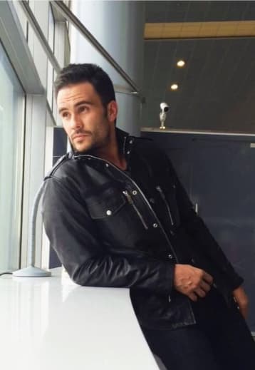 Juan Pablo RabaComenzó su carrera en telenovelas como “Amor en Forma” (1998), “La Niña de Mis Ojos” (2001), “Y los Declaro Marido y Mujer” (2006) y “Sobregiro de amor” entre otras.
<br>