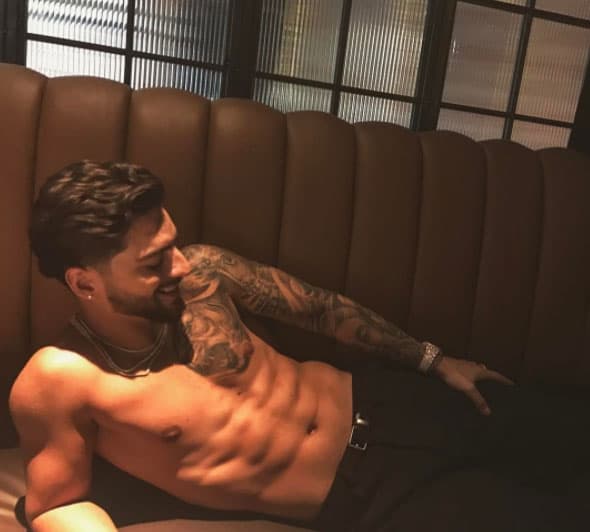 Agradeciendo al entrenador por ver resultados tras tantas horas de gimnasio.