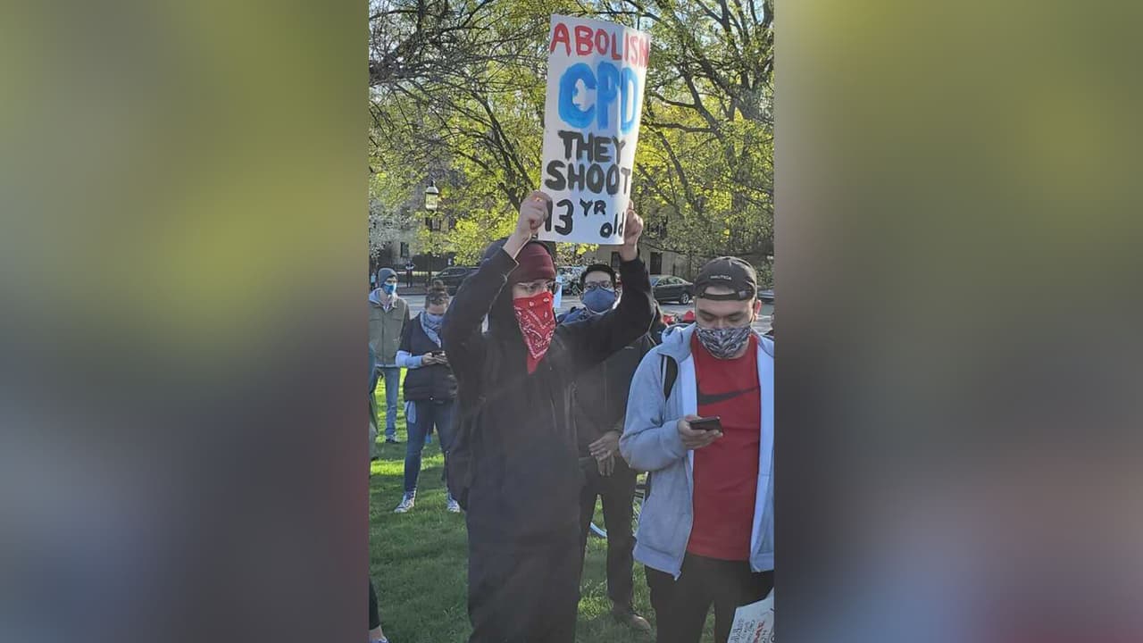 <b>¿Qué dice la ciudad de Chicago? </b>Horas antes de que se publicaran las imágenes, 
<a href="https://www.univision.com/local/chicago-wgbo/adam-toledo-video-doloroso-pedimos-que-las-personas-se-expresen-pacificamente-alcaldesa">la alcaldesa de Chicago, Lori Lightfoot</a>, que ya había visto el material, apenas pudo contener las lágrimas durante la conferencia de prensa.
