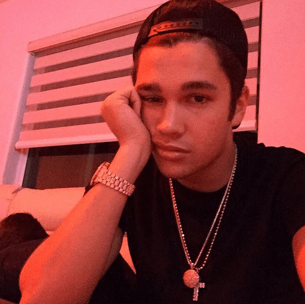"¡Así matamos tiempo cuando los 'Mileniales' estamos aburridos!", bueno al menos Austin Mahone no se olvida de sus fans aún en sus ratos libres.