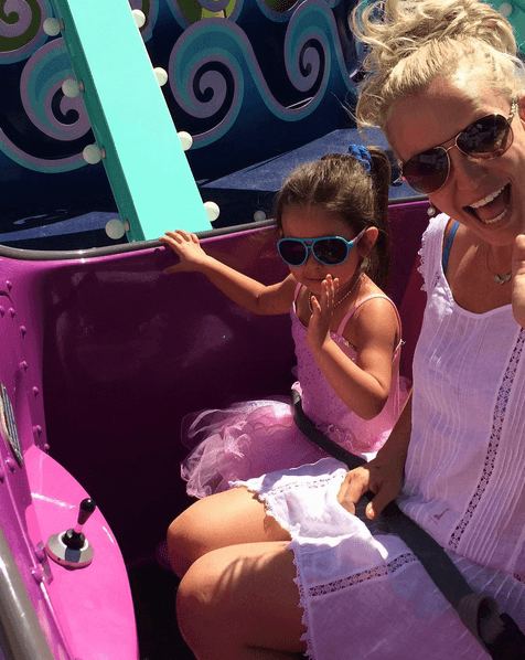 Funny Time!! Captar estos bellos momentos no tiene precio y Britney Spears lo sabe, la cantante disfrutó de una grandiosa tarde con su sobrina, Lexie, en Universal Studios.