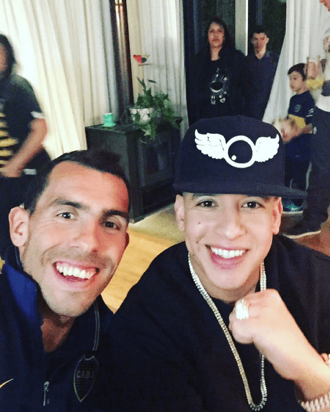 Cuando la música y el deporte se unen, la combinación es pura dinamita. Daddy Yankee y el jugador de fútbol de Argentina, Carlos Tevez dijeron ¡Cheese! para la foto.