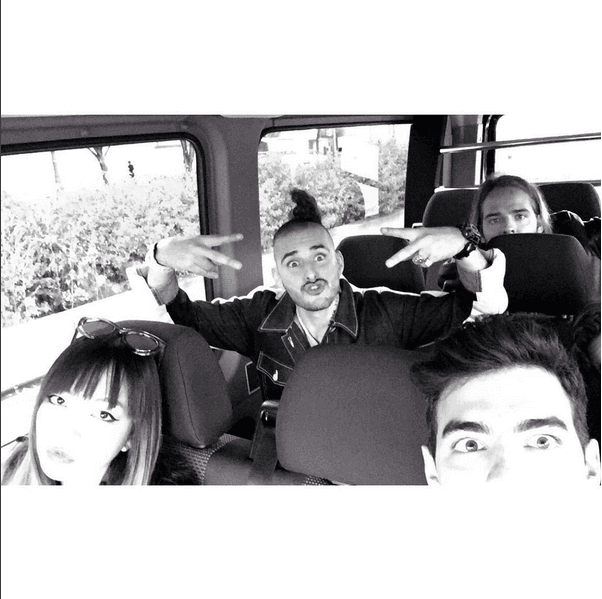 Joe Jonas no para y para muestra esta selfie donde nos posó junto a su nueva banda DNCE, quienes estrenaron su nuevo sencillo “Cake by the ocean”.