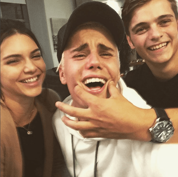 “Great night with great people… btw my eyebrows are like a sky ramp”. ¿A poco no les encanta el humor de Justin Bieber?
