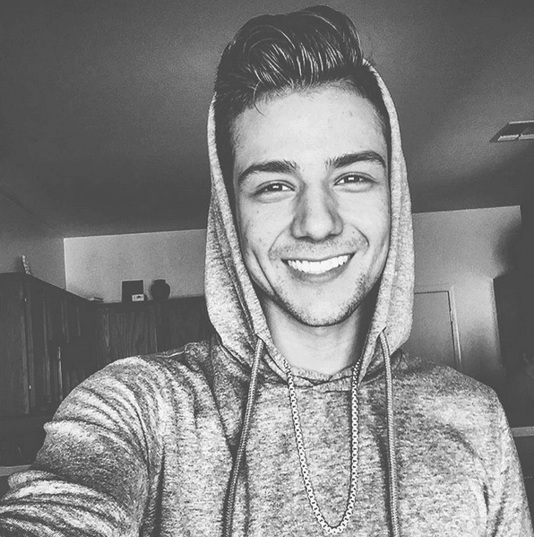 ‘If you can’t smile for yourself, smile for someone else, it will brighten their day”, ¡Luis Coronel sabe cómo hacernos sonreír!