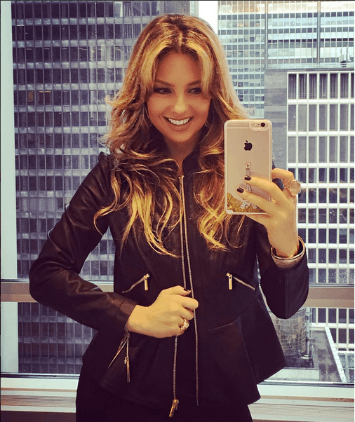 ¿Qué les pareció Thalía? Posando muy bella como siempre en su nueva colleccion #ThaliaSodiCollection.
