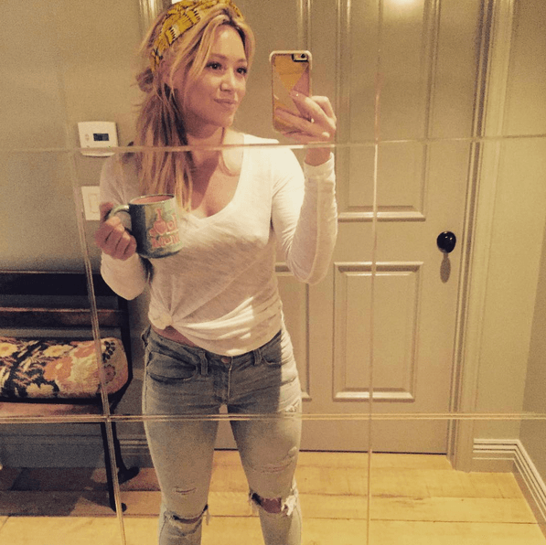 “Can you believe these jeans are made of recycled coffeeground?”. Hilaty Duff piensa en el cuidado del medio ambiente. Good for her!!