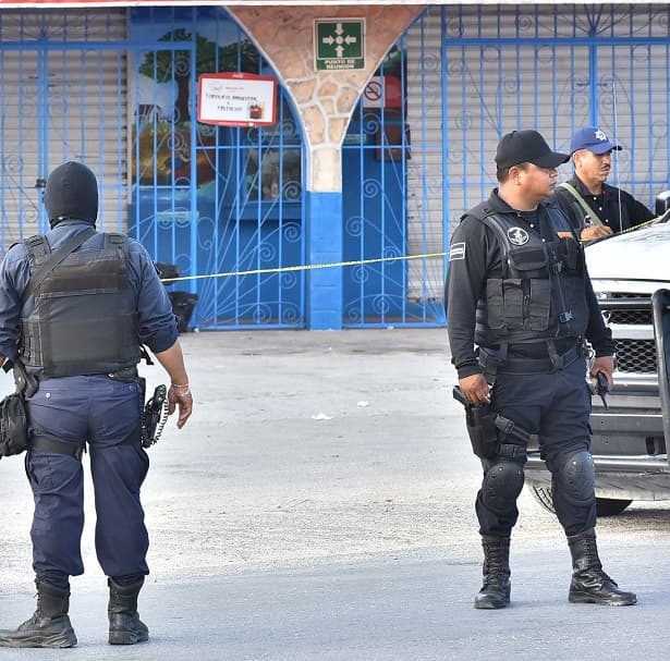 Policías municipales vigilan la zona donde se hallaron bolsas con restos humanos EFE/
