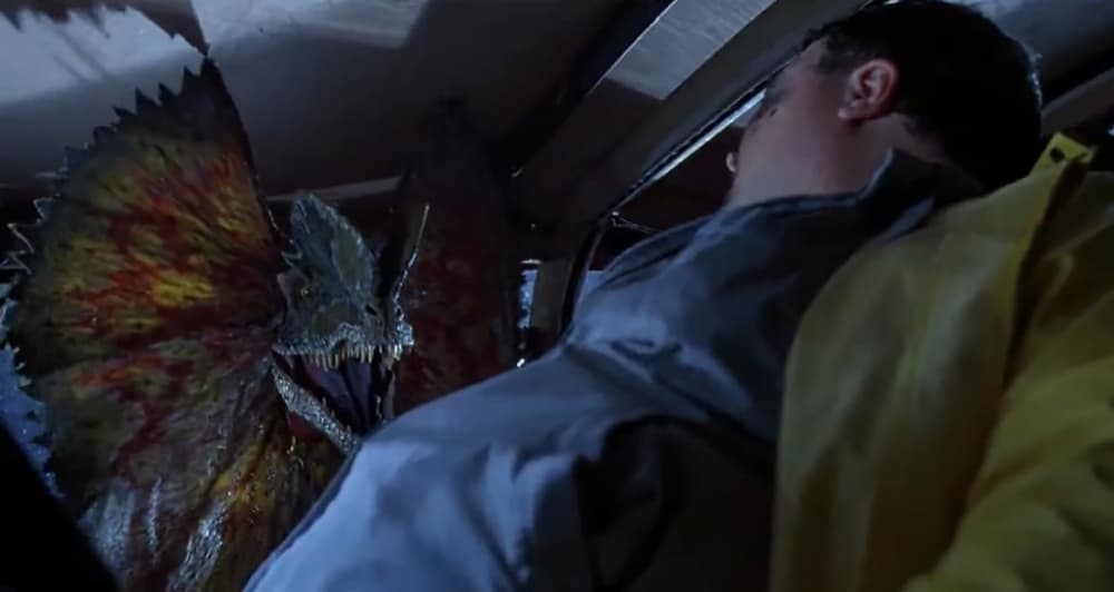<b>La muerte de Dodgson </b>
<br>En 'Jurassic Park', la muerte de Nedry fue a manos de lo que parecía un lindo e inofensivo dinosaurio, un dilophosaurio, pero en realidad esta criatura es capaz de arrojar veneno a grandes distancias, algo de lo que el programador se enteró de primera mano.
<br>