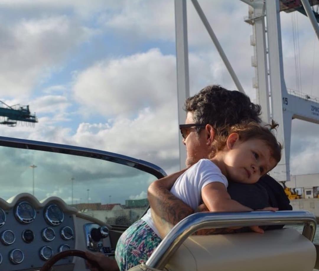 El tercer sencillo del más reciente álbum musical de Alejandro Sanz es ‘Mi persona favorita’, una canción conmovedora en donde expresa todo su amor a Alma, su pequeña hija de cuatro años.
<br>