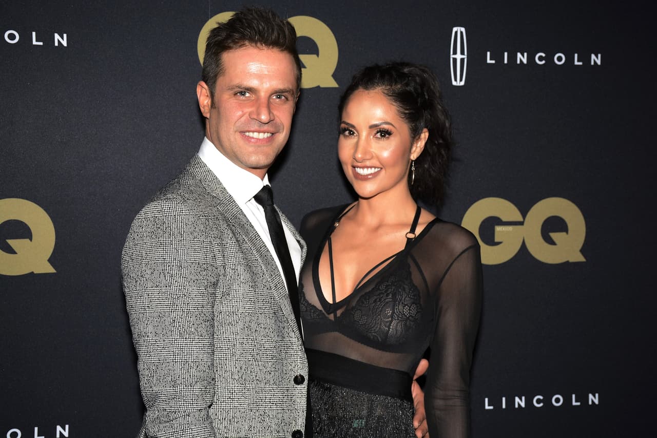 Luego, mientras estaba de vacaciones en Vail, supo de las exigencias que Cynthia Alesco interpuso en la demanda de divorcio.
<br>