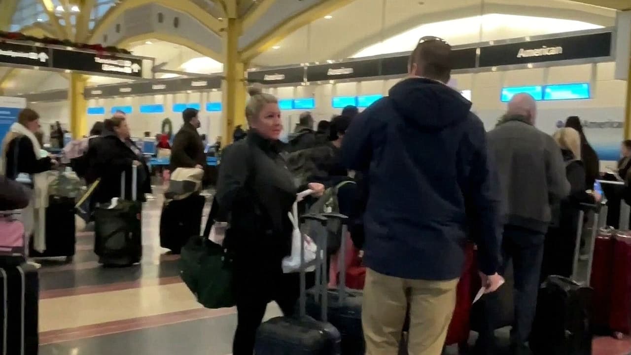 Casi 700 vuelos afectados por la tormenta invernal en aeropuertos del DMV