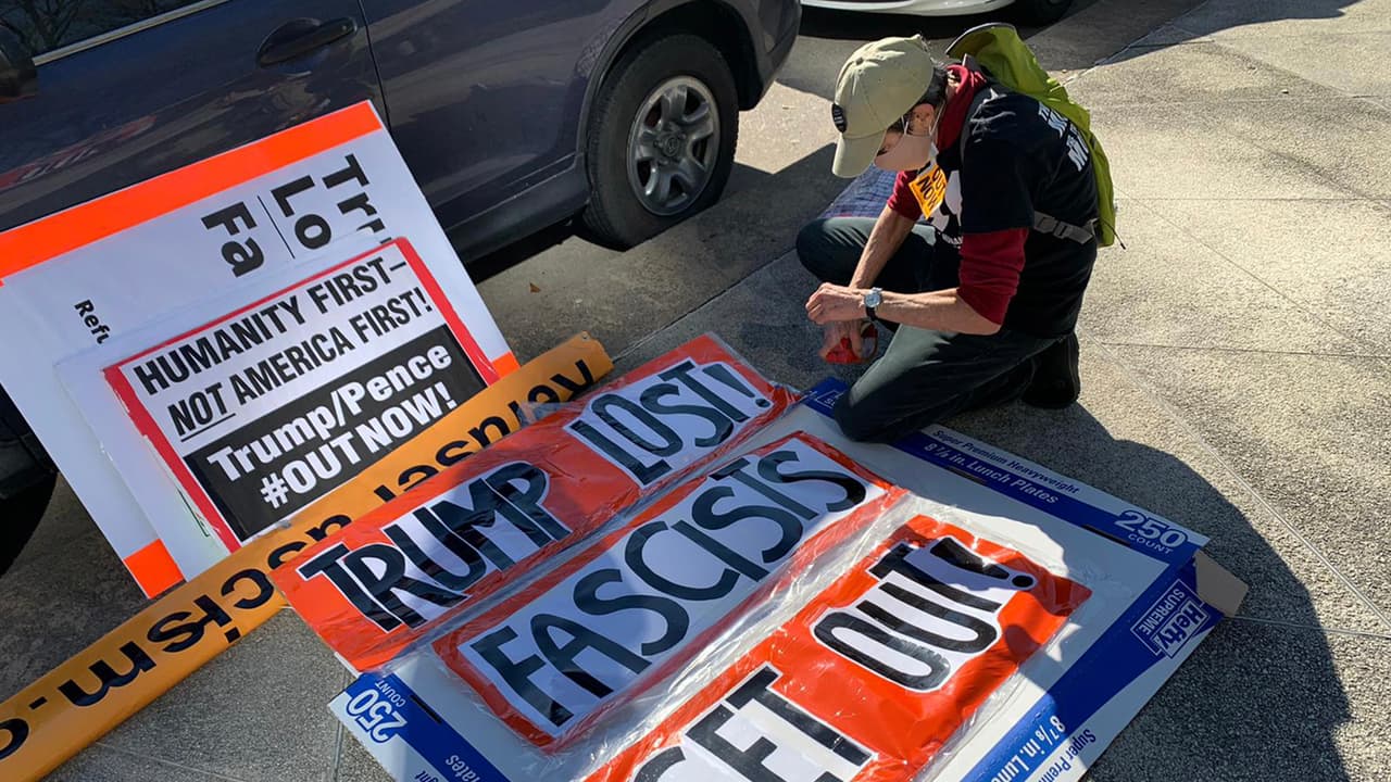 Aunque la manifestación se llevó a acabo de manera pacífica, algunos portaban armas y dijeron que era para protección personal.