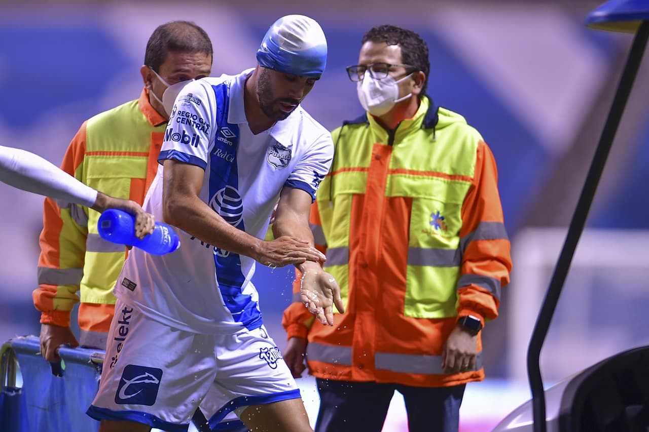 Ya en la segunda mitad, Néstor Vidrio sufrió un aparatoso choque, pero continuó en el partido.