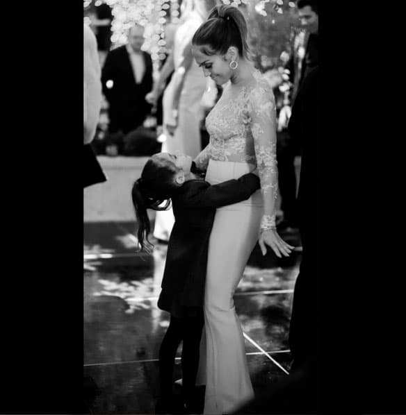 Tanto Max como su "mini mí" Emme bailaron con ella felices.