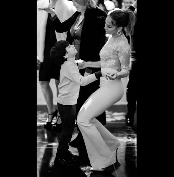 JLo compartió un par de bonitas fotos con sus nenes, a quienes llama cariñosamente sus "coconuts", durante la fiesta de Navidad.