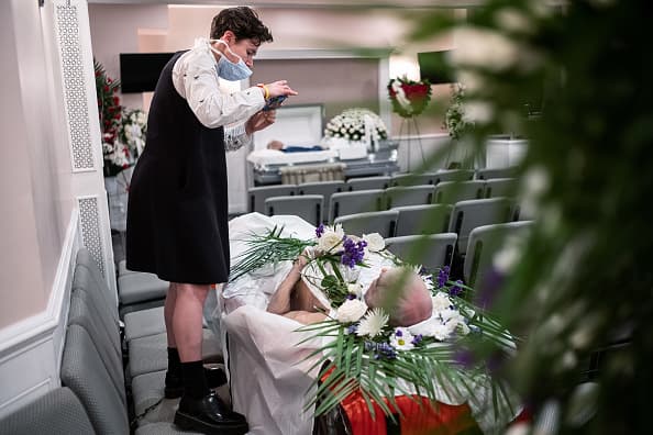El número de muertos que atiende esta funeraria de Harlem se ha cuadruplicado durante la pandemia de
<a href="https://www.univision.com/temas/coronavirus">coronavirus</a>, afirma Sage Weinrieb.