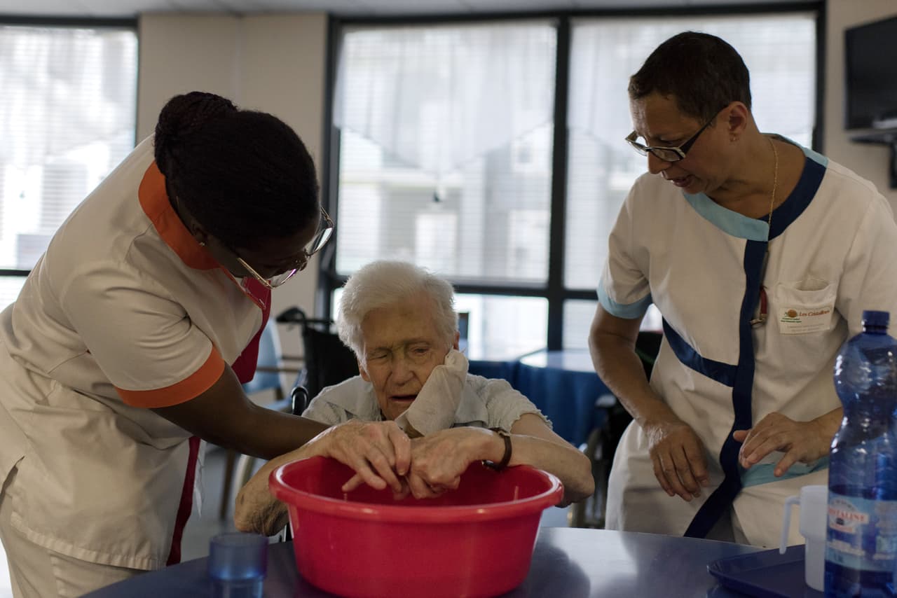Muchos adultos mayores y cuidadores confunden la atención de salud en el hogar, ofrecida por profesionales médicos, con el cuidado en el hogar, que es cuando una persona ayuda a la persona a ducharse o vestirse o que cocinan, limpian y sirven como acompañantes.
